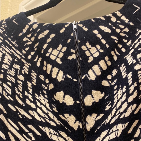 Maggy London Chic Navy blue and Cream Patterned Dress, size 8 - Picture 2 of 5